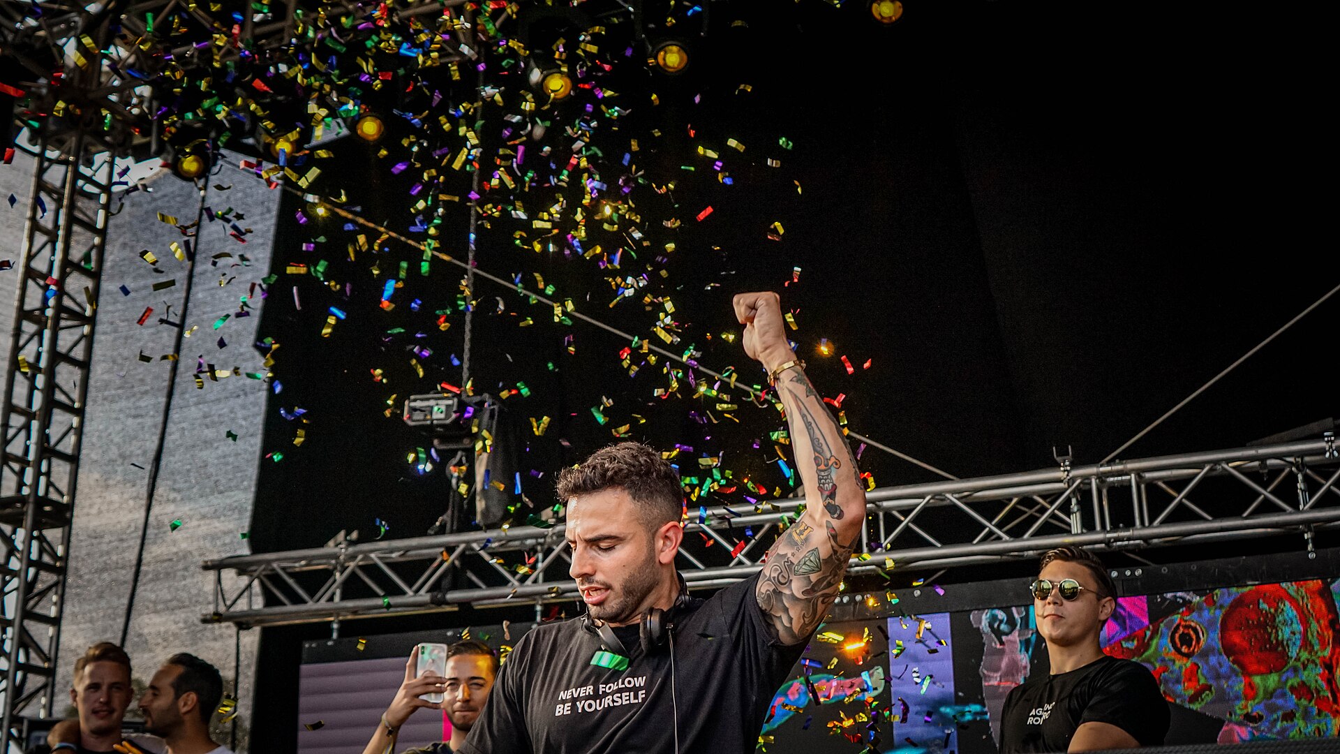 DJ aux platines devant une piste de danse